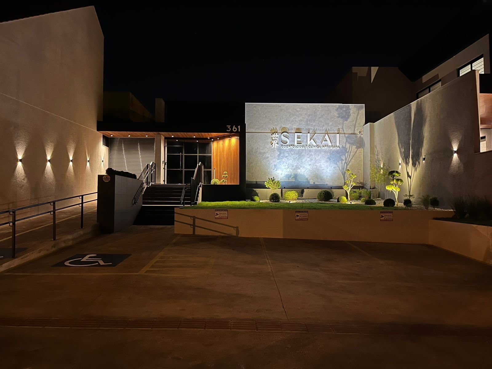 Fachada da Clínica Sekai à noite