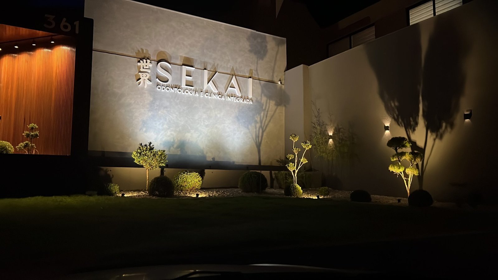 Letreiro da Clínica Sekai