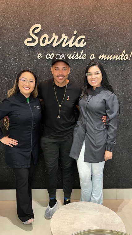 Paciente com a equipe da Clínica Sekai