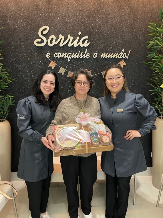 Paciente com a equipe da Clínica Sekai