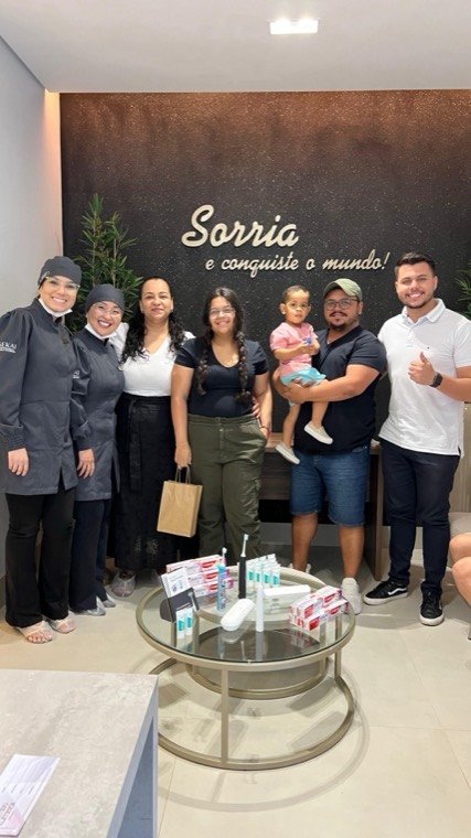 Paciente com a equipe da Clínica Sekai